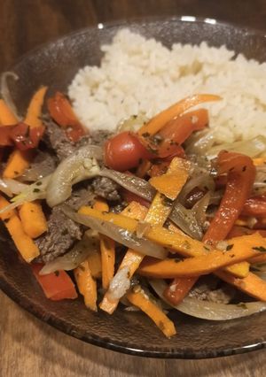 Una foto de Vegetales saltados con carne