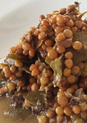 Una foto de Lentejas con alga kombu y morcilla de cebolla