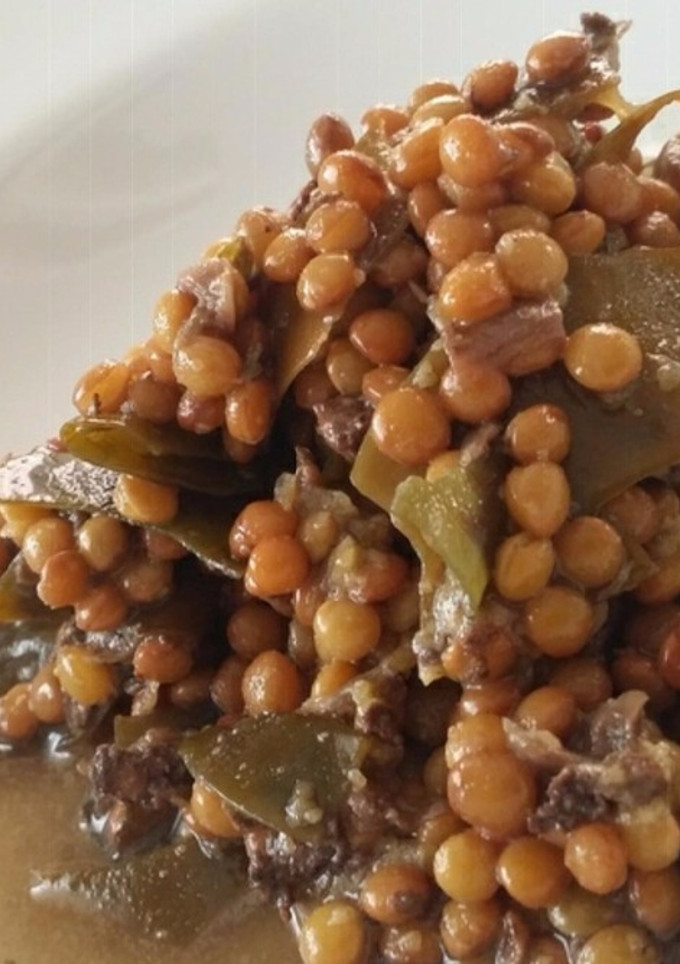Una foto de Lentejas con alga kombu y morcilla de cebolla