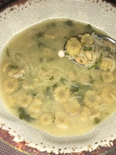 Una foto de Sopa nocturna de choclitos de cocktail