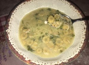 Una foto de Sopa nocturna de choclitos de cocktail