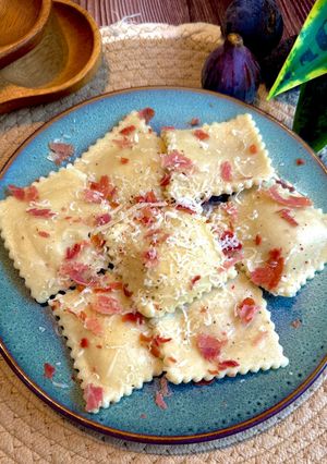 Una foto de Raviolis rellenos de higo y queso ricota