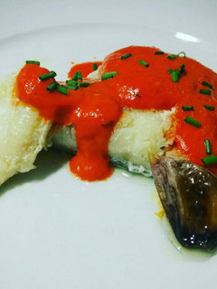 Una foto de Bacalao confitado a baja temperatura con emulsión de piquillos