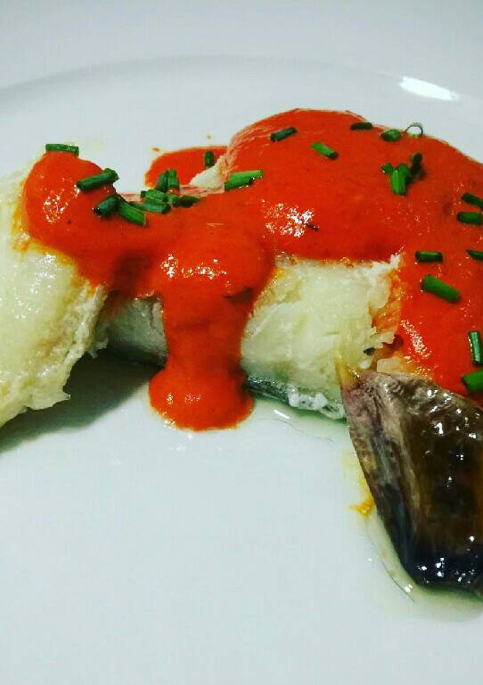Una foto de Bacalao confitado a baja temperatura con emulsión de piquillos