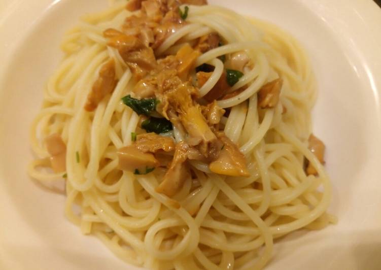 Spaghetti con i finferli spaghetti with chanterelle mushrooms