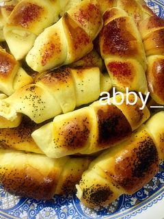 صورة لوصفة خبز على شكل كرواسون محشي جبنه