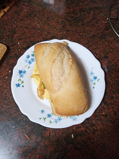 Una foto de Bocadillo de tortilla francesa y ensalada