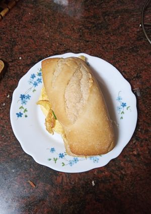 Foto principal de Bocadillo de tortilla francesa y ensalada