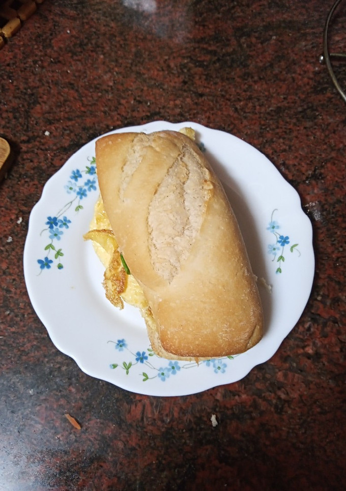 Una foto de Bocadillo de tortilla francesa y ensalada