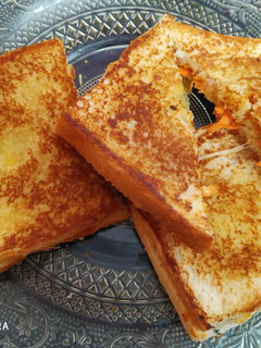 A picture of Cheesey potato sandwich.
