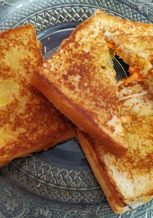 A picture of Cheesey potato sandwich.