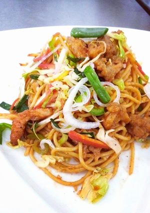 A picture of Chicken chowmein.