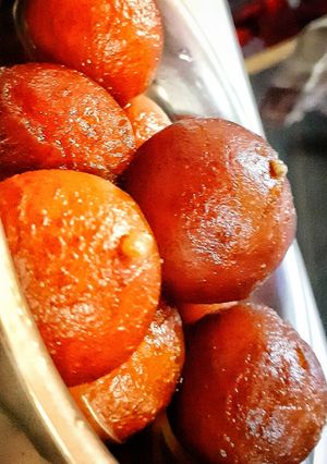 A picture of Gulab jamun.