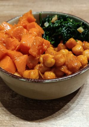 Una foto de Calabaza, garbanzos y espinacas con curry