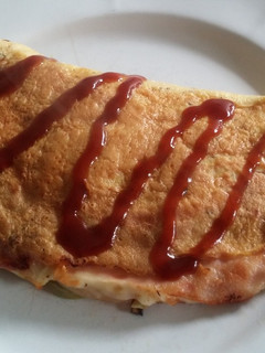 Una foto de Omelette de J&Q relleno de repollo y zanahoria con aceitunas