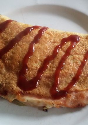 Una foto de Omelette de J&Q relleno de repollo y zanahoria con aceitunas
