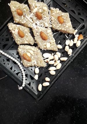 केला और मूंगफली की बर्फी रेसिपी मुख्य फोटो