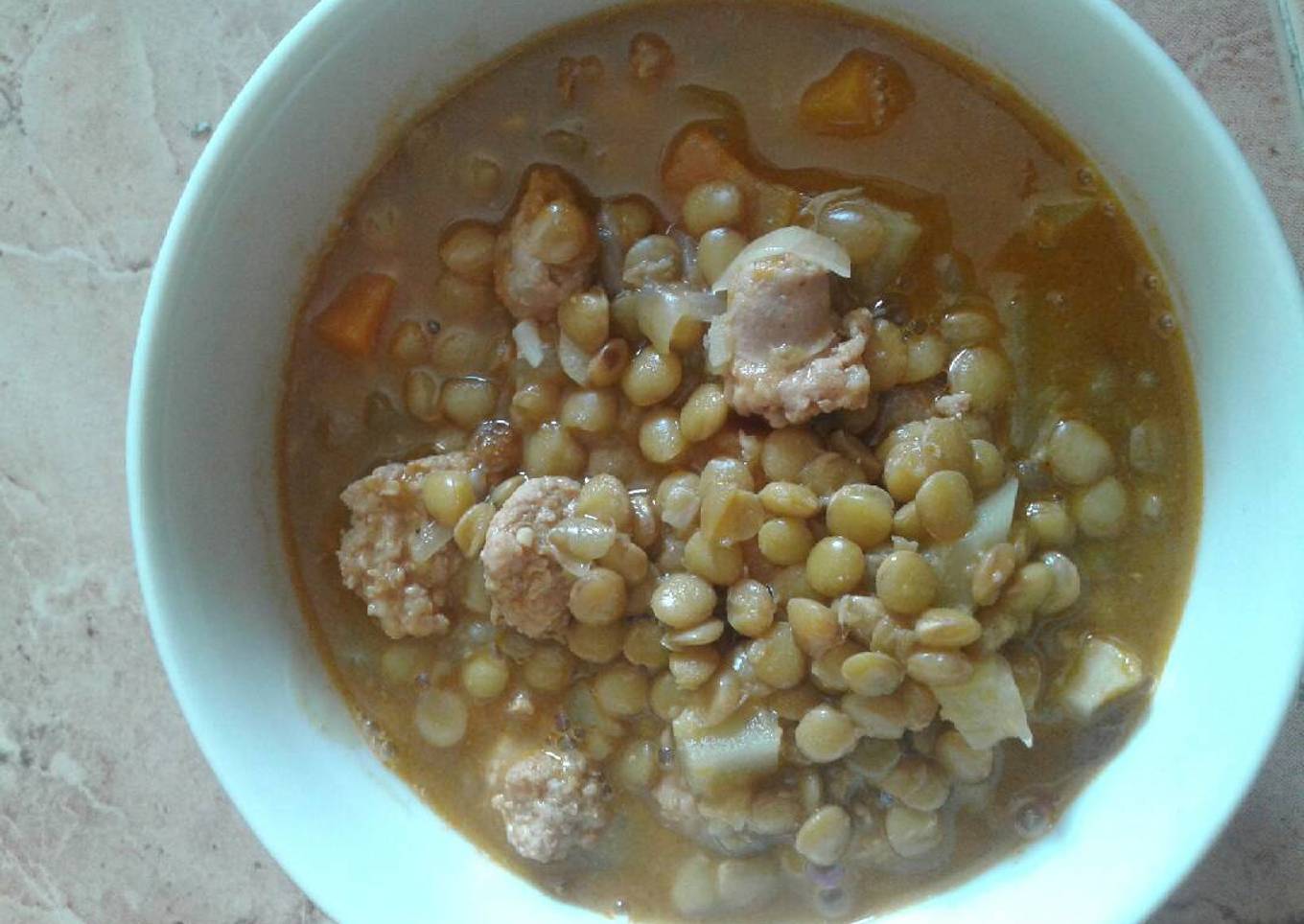 Lentejas con salchichas y especias