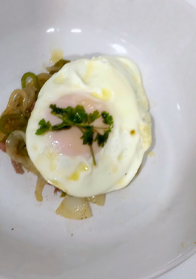 Una foto de Verduras salteadas con huevo frito
