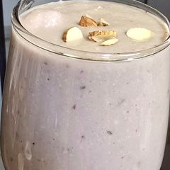 A picture of Makhana fruits smoothie.