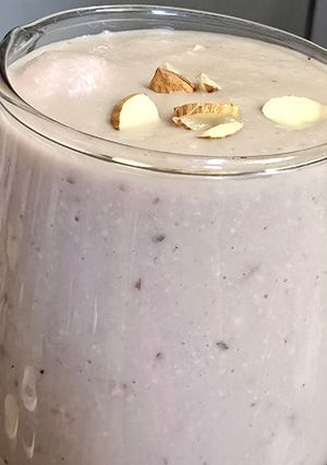 A picture of Makhana fruits smoothie.