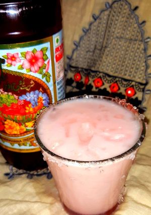 रूह अफजा मिल्क शेक (Rooh afza milk shake recipe in hindi) रेसिपी मुख्य फोटो