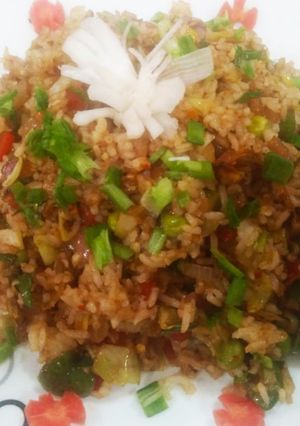 चाइनीज फ्राइड राइस (Chinese fried rice recipe in Hindi) रेसिपी मुख्य फोटो