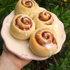 Una foto de Rolls de canela veganos