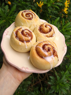 Una foto de Rolls de canela veganos