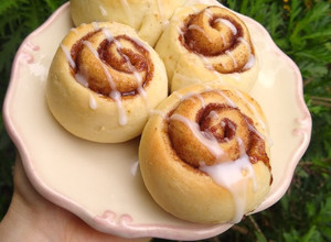Una foto de Rolls de canela veganos