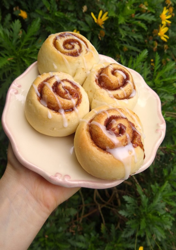 Una foto de Rolls de canela veganos