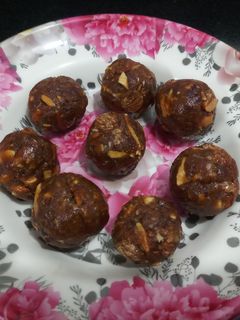 खजूर ड्रायफ्रूट्स लाडू (khajur dry fruits ladoo recipe in marathi) रेसिपी चे मुख्य फोटो 
