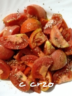 Una foto de Tomate de la huerta en ensalada