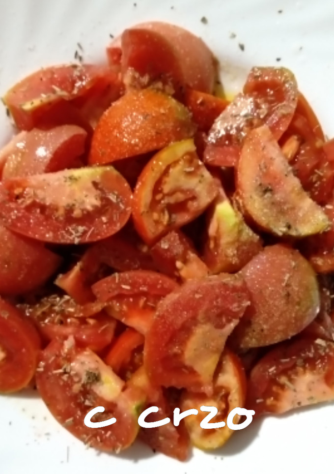 Una foto de Tomate de la huerta en ensalada