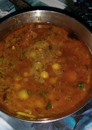 गावरान वाट्या ना झणझणीत रस्सा/ वाटाणा ग्रेव्ही (vatana gravy recipe in marathi) रेसिपी चे मुख्य फोटो 