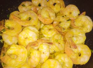 Una foto de Camarones a la mostaza con cebollín