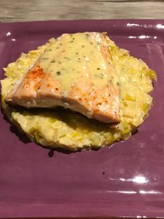 Une photo de Pavé de saumon beurre blanc à l’estragon et fondue de poireau