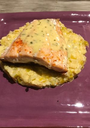 Une photo de Pavé de saumon beurre blanc à l’estragon et fondue de poireau