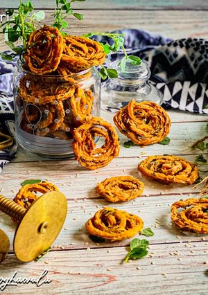 મેથી ચકરી (Methi Chakri Recipe in Gujarati) રેસીપી મુખ્ય ફોટો