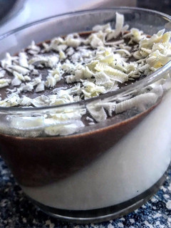 Una foto de Panacota de chocolate blanco y chocolate negro