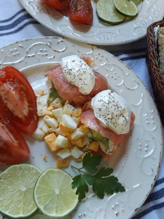 Una foto de Rollitos de salmón ahumado con aguacate rehogado