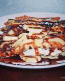 Crepas rellenas de banana y queso mascarpone y salsa de chocolate