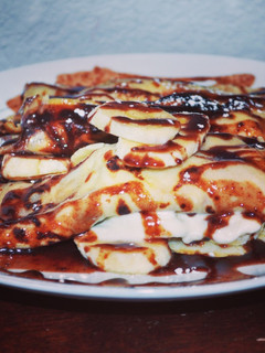 Una foto de Crepas rellenas de banana y queso mascarpone y salsa de chocolate