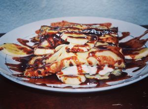 Una foto de Crepas rellenas de banana y queso mascarpone y salsa de chocolate