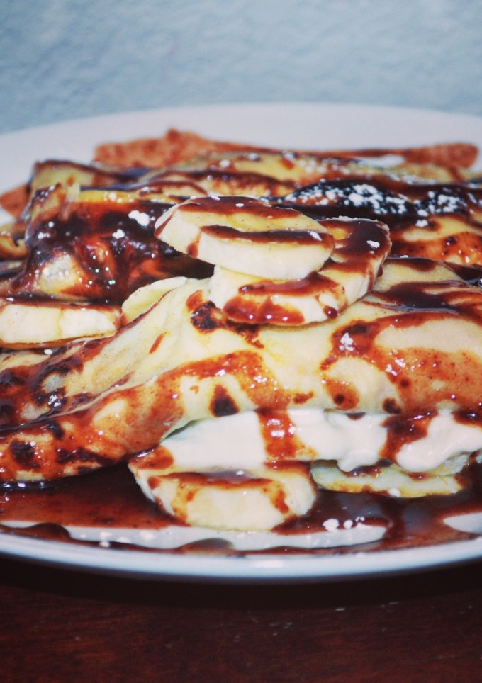 Una foto de Crepas rellenas de banana y queso mascarpone y salsa de chocolate