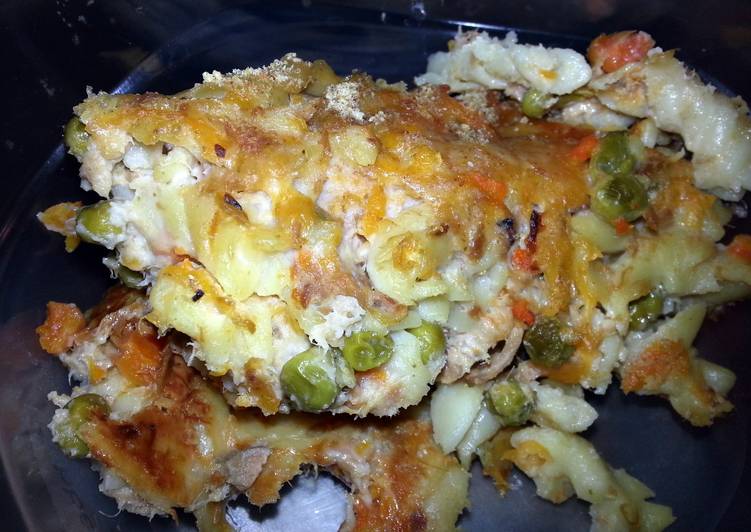 Step-by-Step Guide to Delicious and easy cheesy tuna noodle casserole!