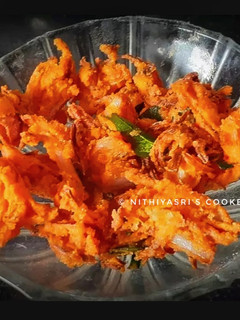 A picture of Crispy onion pakoda.