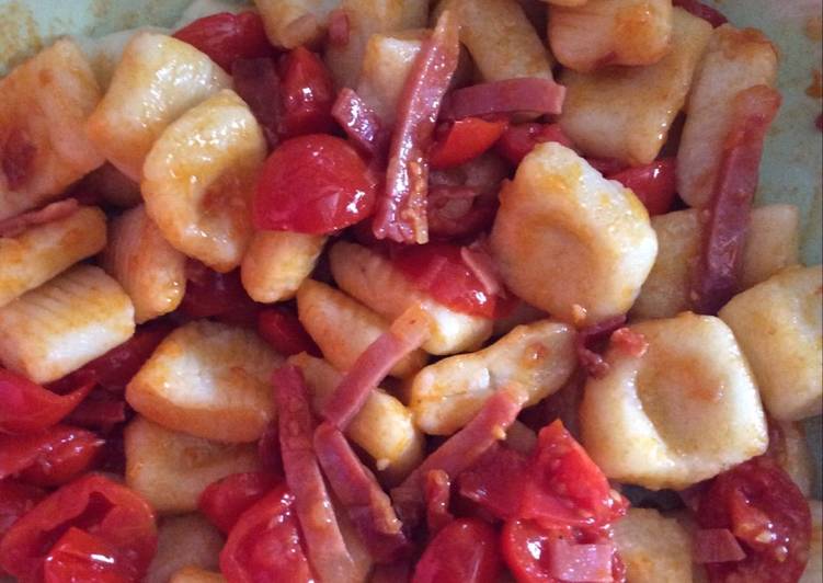 Gnocchi con speck e pomodorini