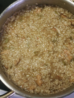 Una foto de Risotto de pollo y espárragos verdes