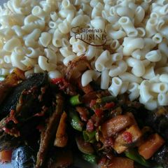 Macaroni + smoked fish sauce with veggeies A picture of Macaroni + smoked fish sauce with veggeies.
